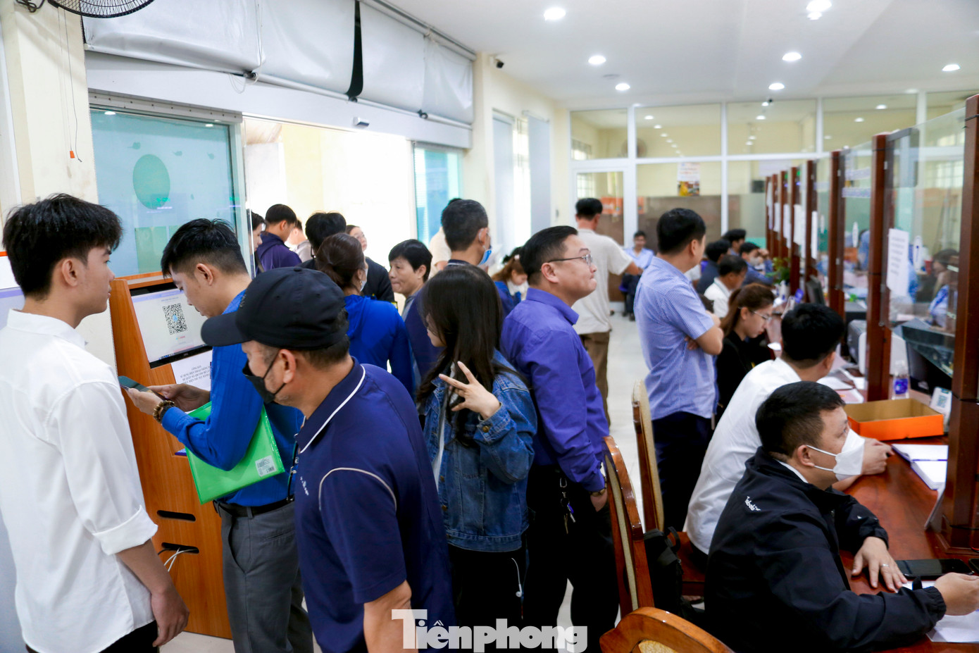 Quận Ngũ Hành Sơn là địa bàn giáp ranh với tỉnh Quảng Nam. Sau khi có chủ trương sáp nhập, giao dịch đất ở đây diễn ra sôi động, giá đất cũng tăng cao. UBND quận Ngũ Hành Sơn đã tăng cường nhân lực, làm thêm giờ để giải quyết thủ tục đất đai cho người dân. Mỗi ngày sẽ giải quyết khoảng 200 hồ sơ. Quận Ngũ Hành Sơn là địa bàn giáp ranh với tỉnh Quảng Nam. Sau khi có chủ trương sáp nhập, giao dịch đất ở đây diễn ra sôi động, giá đất cũng tăng cao. UBND quận Ngũ Hành Sơn đã tăng cường nhân lực, làm thêm giờ để giải quyết thủ tục đất đai cho người dân. Mỗi ngày sẽ giải quyết khoảng 200 hồ sơ.