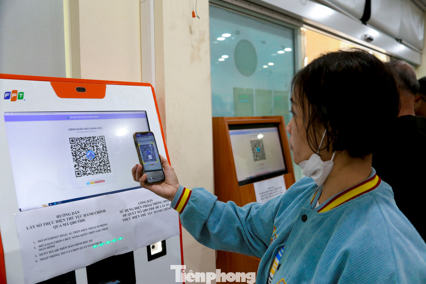 Trong vé điện tử hiển thị rõ tên, số điện thoại, email, căn cước của người dân; số đang phục vụ, còn phải chờ bao nhiêu lượt, thời gian dự kiến phục vụ. Khi đến lượt mình, vé điện tử này cũng sẽ “nhắc” người dân đến quầy để giải quyết thủ tục. Trong vé điện tử hiển thị rõ tên, số điện thoại, email, căn cước của người dân; số đang phục vụ, còn phải chờ bao nhiêu lượt, thời gian dự kiến phục vụ. Khi đến lượt mình, vé điện tử này cũng sẽ “nhắc” người dân đến quầy để giải quyết thủ tục.