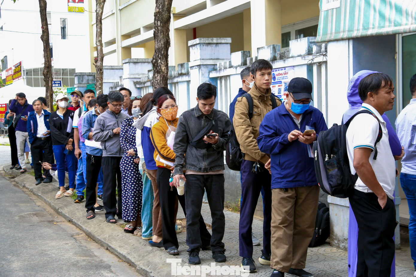 Theo người dân, phải bốc số sớm để được giải quyết giấy tờ trong ngày nếu không ngày mai phải đến lấy số lại từ đầu. Theo người dân, phải bốc số sớm để được giải quyết giấy tờ trong ngày nếu không ngày mai phải đến lấy số lại từ đầu.