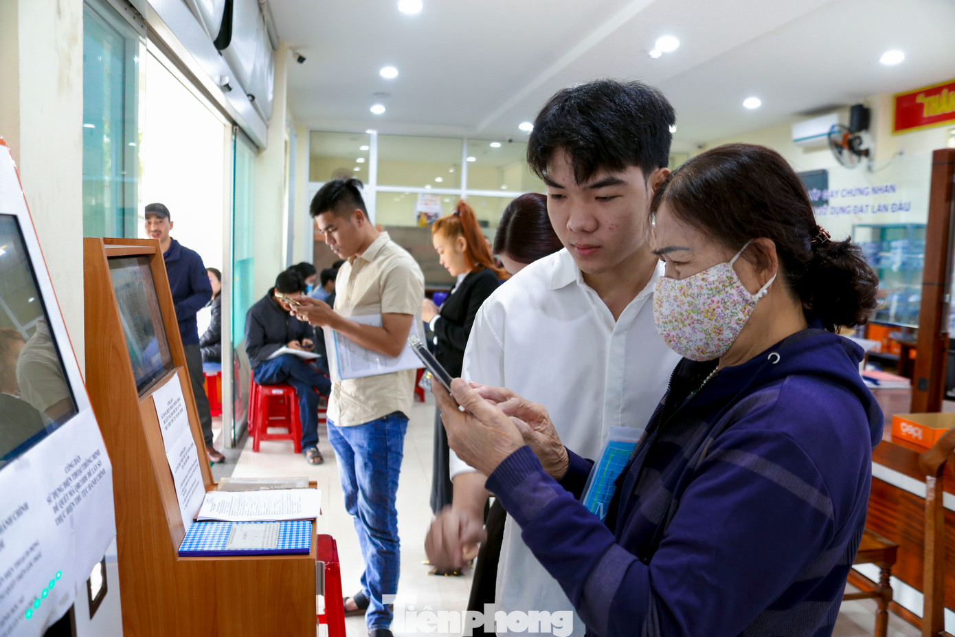 Những trường hợp không có điện thoại thông minh, không biết quét mã, nhất là những người cao tuổi, các tình nguyện viên tại đây sẽ hỗ trợ. Hiện quận đã tăng cường thêm 3 tình nguyện viên túc trực trước bộ phận một cửa để hỗ trợ người dân. Những trường hợp không có điện thoại thông minh, không biết quét mã, nhất là những người cao tuổi, các tình nguyện viên tại đây sẽ hỗ trợ. Hiện quận đã tăng cường thêm 3 tình nguyện viên túc trực trước bộ phận một cửa để hỗ trợ người dân.