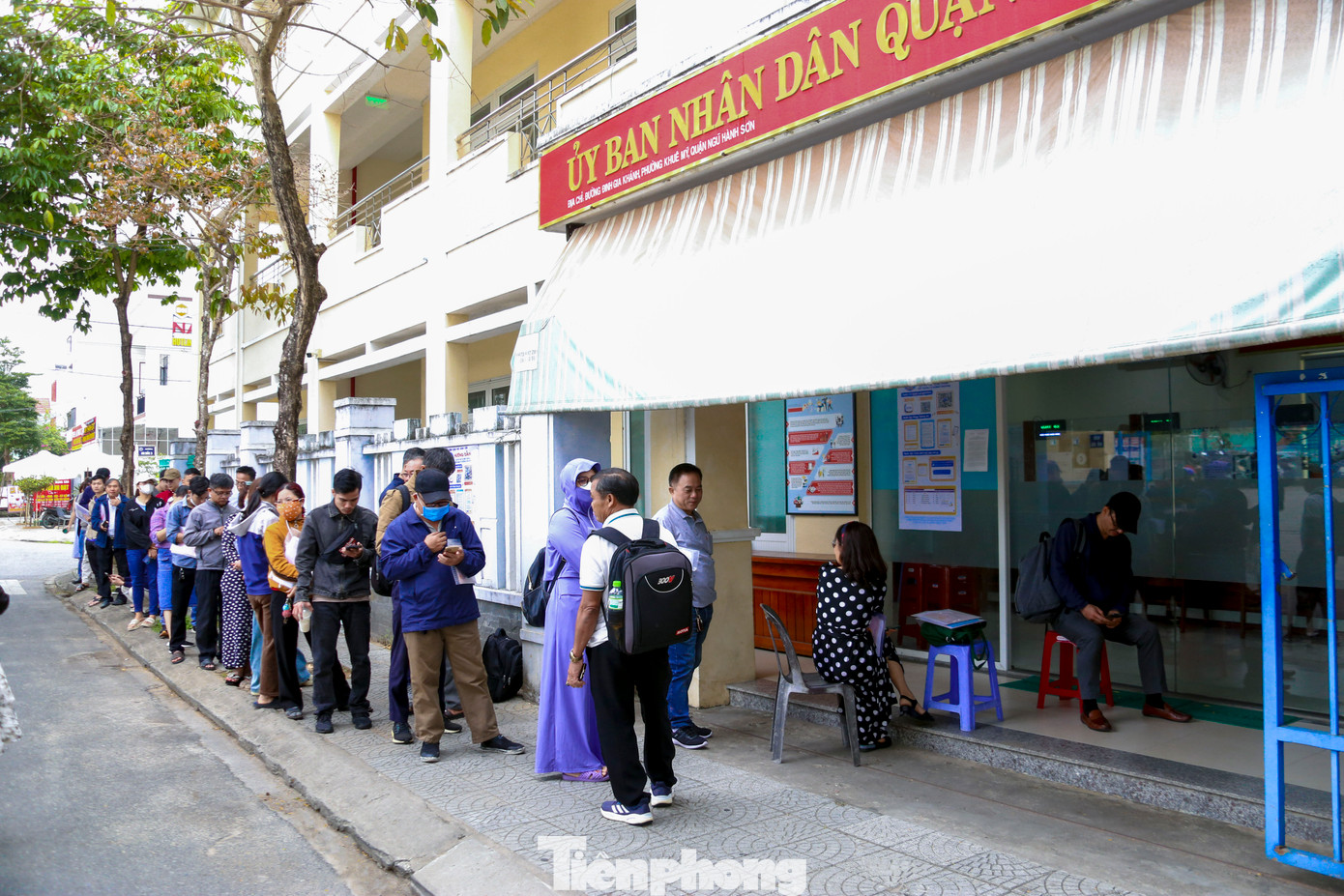 Ghi nhận của Tiền Phong, từ 6h sáng, bộ phận tiếp nhận và trả kết quả hồ sơ chưa mở cửa, bên ngoài đã có đông đảo người dân đến xếp hàng. Chị N. M. (phường Hòa Quý) là một trong những người tới sớm nhất để xếp hàng vào bên trong lấy số thứ tự làm thủ tục đất. Chị cho hay những lần trước, chị tới giữa buổi sáng thì thấy đã có cả trăm lượt số trước mình nên đành ra về. Ghi nhận của Tiền Phong, từ 6h sáng, bộ phận tiếp nhận và trả kết quả hồ sơ chưa mở cửa, bên ngoài đã có đông đảo người dân đến xếp hàng. Chị N. M. (phường Hòa Quý) là một trong những người tới sớm nhất để xếp hàng vào bên trong lấy số thứ tự làm thủ tục đất. Chị cho hay những lần trước, chị tới giữa buổi sáng thì thấy đã có cả trăm lượt số trước mình nên đành ra về.