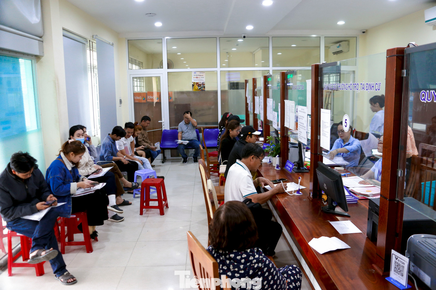 Quận Ngũ Hành Sơn là địa bàn giáp ranh với tỉnh Quảng Nam. Sau khi có chủ trương sáp nhập, giao dịch đất ở đây diễn ra sôi động, giá đất cũng tăng cao. UBND quận Ngũ Hành Sơn đã tăng cường nhân lực, làm thêm giờ để giải quyết thủ tục đất đai cho người dân. Mỗi ngày sẽ giải quyết khoảng 200 hồ sơ. Quận Ngũ Hành Sơn là địa bàn giáp ranh với tỉnh Quảng Nam. Sau khi có chủ trương sáp nhập, giao dịch đất ở đây diễn ra sôi động, giá đất cũng tăng cao. UBND quận Ngũ Hành Sơn đã tăng cường nhân lực, làm thêm giờ để giải quyết thủ tục đất đai cho người dân. Mỗi ngày sẽ giải quyết khoảng 200 hồ sơ.