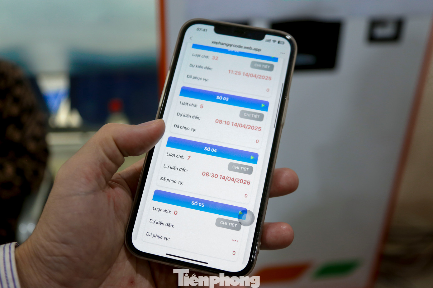 Trong vé điện tử hiển thị rõ tên, số điện thoại, email, căn cước của người dân; số đang phục vụ, còn phải chờ bao nhiêu lượt, thời gian dự kiến phục vụ. Khi đến lượt mình, vé điện tử này cũng sẽ “nhắc” người dân đến quầy để giải quyết thủ tục. Trong vé điện tử hiển thị rõ tên, số điện thoại, email, căn cước của người dân; số đang phục vụ, còn phải chờ bao nhiêu lượt, thời gian dự kiến phục vụ. Khi đến lượt mình, vé điện tử này cũng sẽ “nhắc” người dân đến quầy để giải quyết thủ tục.