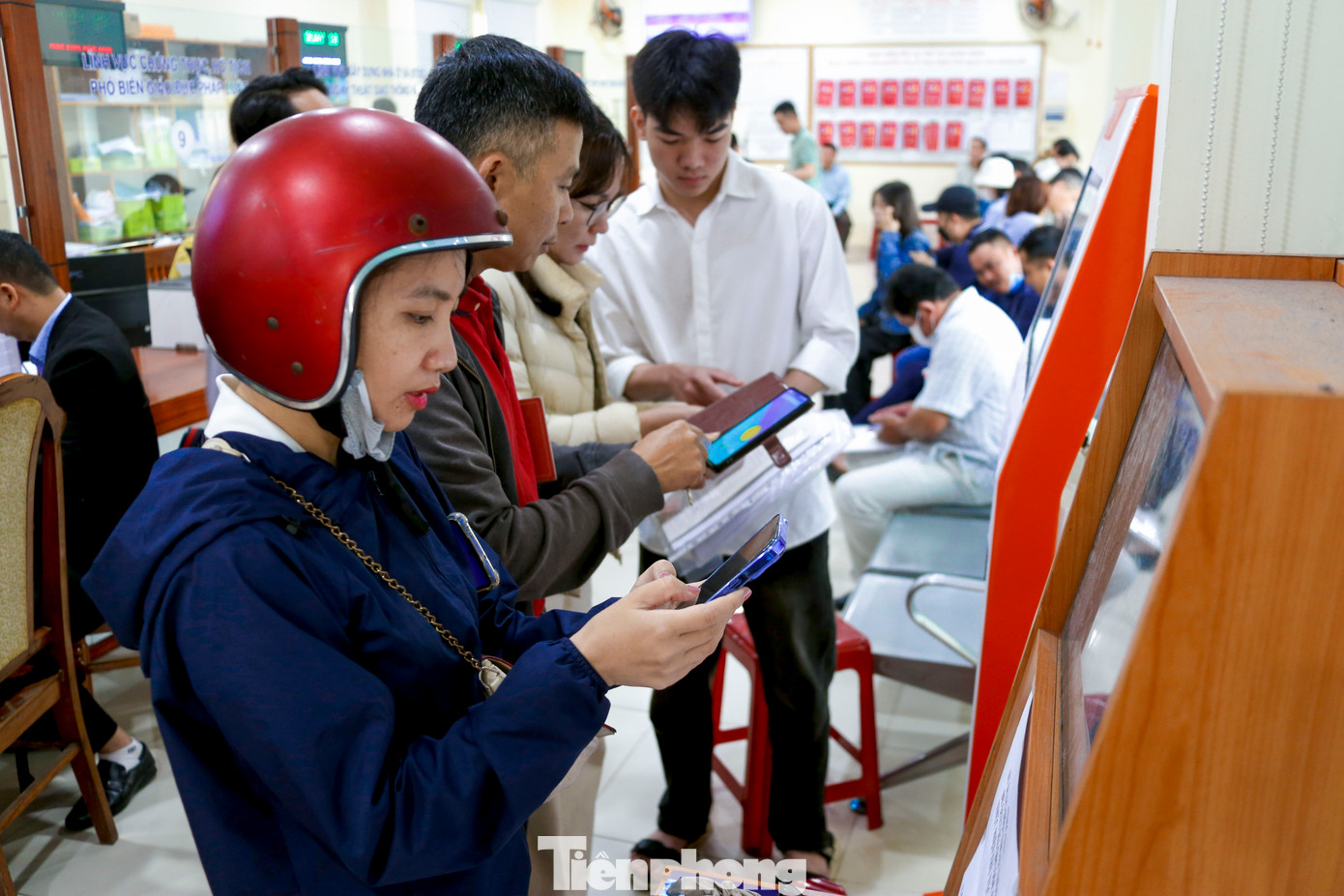 Những trường hợp không có điện thoại thông minh, không biết quét mã, nhất là những người cao tuổi, các tình nguyện viên tại đây sẽ hỗ trợ. Hiện quận đã tăng cường thêm 3 tình nguyện viên túc trực trước bộ phận một cửa để hỗ trợ người dân. Những trường hợp không có điện thoại thông minh, không biết quét mã, nhất là những người cao tuổi, các tình nguyện viên tại đây sẽ hỗ trợ. Hiện quận đã tăng cường thêm 3 tình nguyện viên túc trực trước bộ phận một cửa để hỗ trợ người dân.