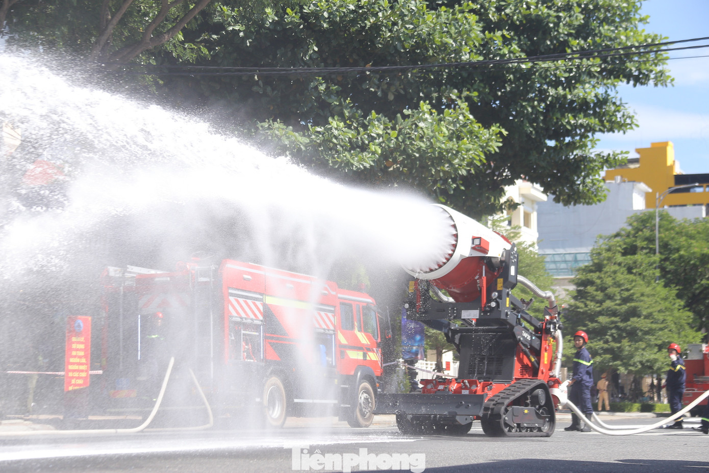 Rô bốt chữa cháy hiện đại có khả năng phun xa 80 mét lần đầu tiên được sử dụng.