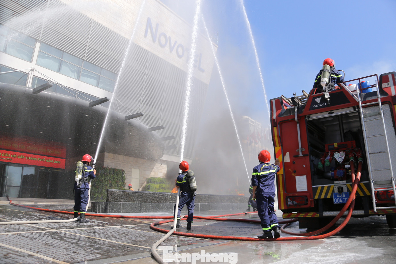 Tuy nhiên, với trang thiết bị, phương tiện hiện đại, các cán bộ chiến sĩ được huấn luyện, đào tạo bài bản đã nhanh chóng tổ chức tìm kiếm và cứu nạn, sử dụng lăng phun nước dập lửa và di chuyển người dân đến nơi an toàn.