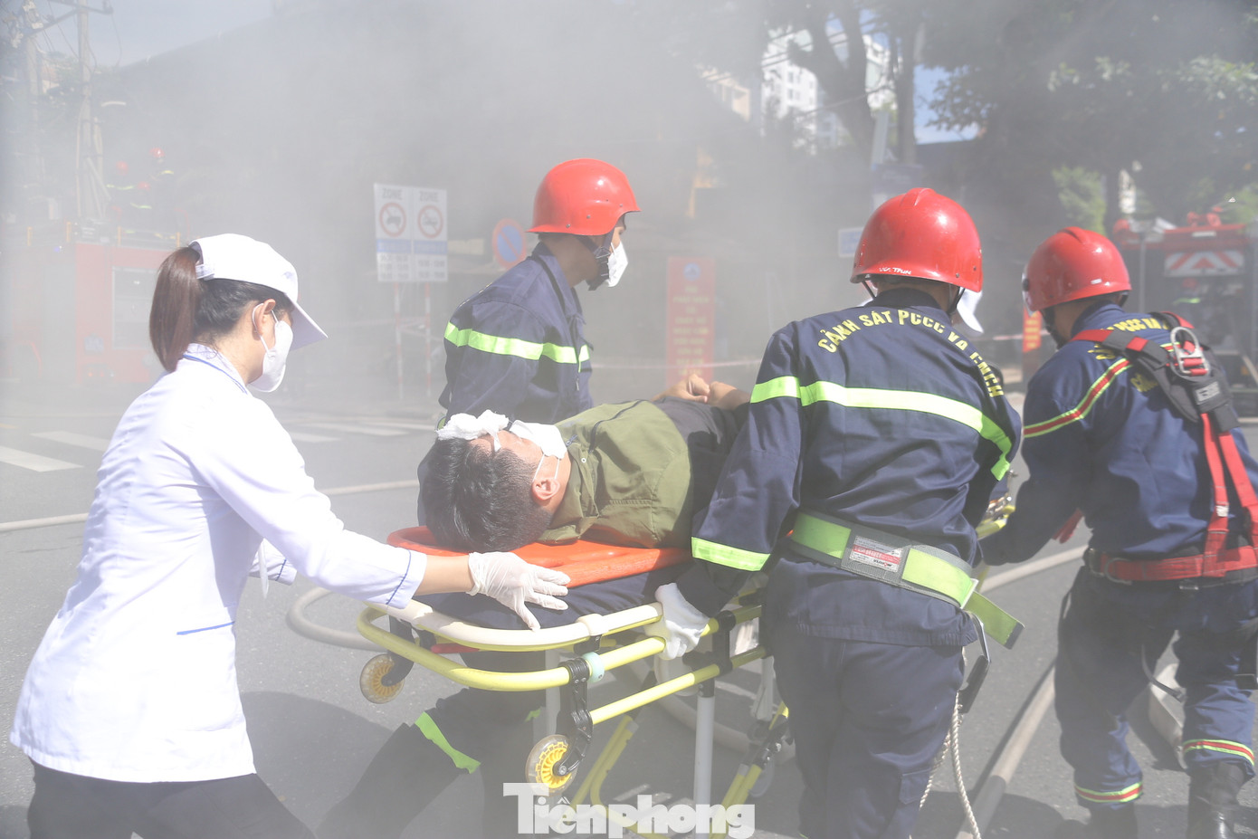 Người bị thương được nhanh chóng đưa ra ngoài.