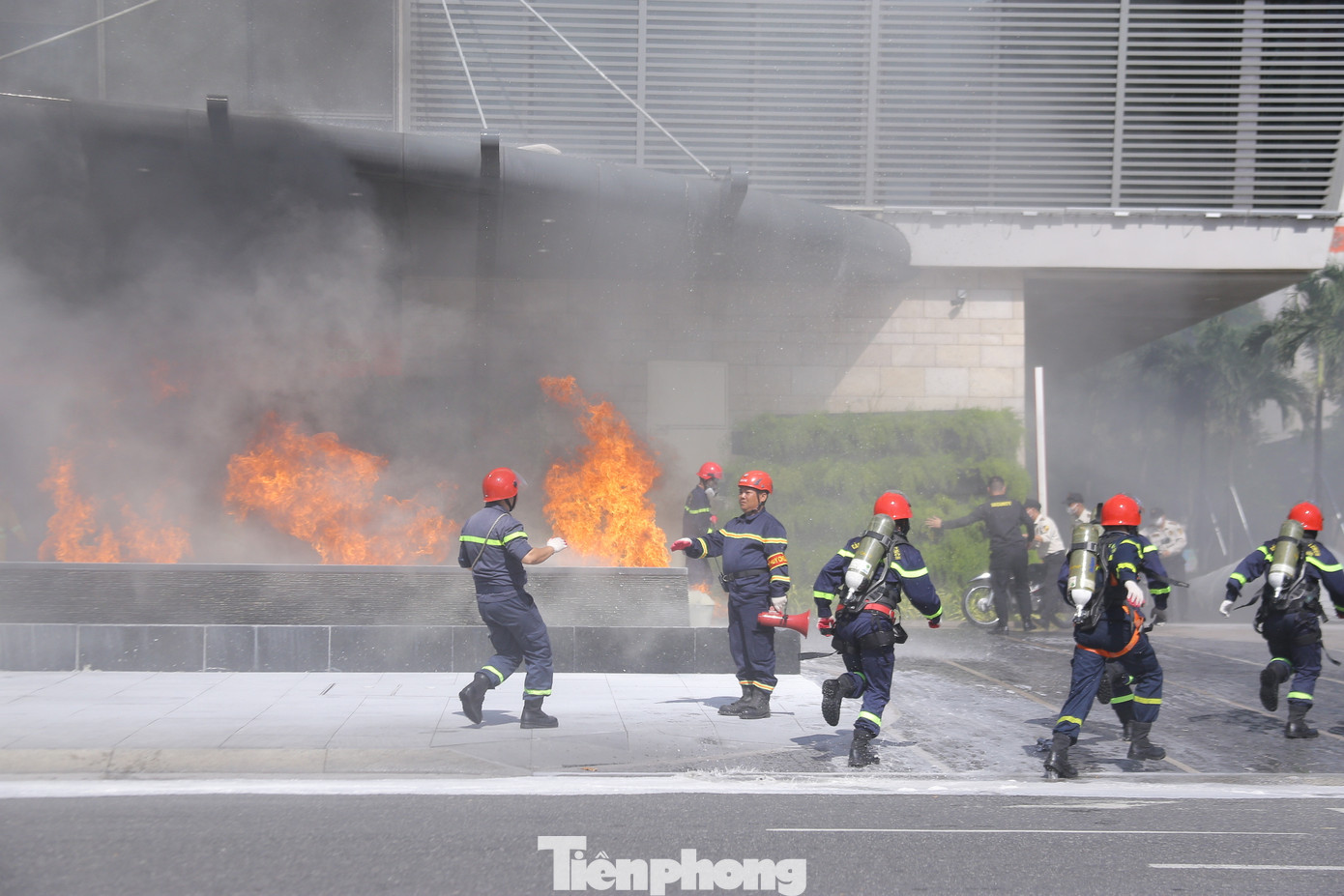 Lực lượng PCCC cơ sở có mặt kịp thời, tiến hành sơ tán, hướng dẫn thoát nạn, tìm kiếm cứu nạn tại các tầng, đồng thời các nhân viên kỹ thuật của tòa nhà kích hoạt, khởi động bằng tay hệ thống PCCC và hệ thống kỹ thuật có liên quan, triển khai các mũi lăng để khống chế hướng cháy lan, ngăn khói khí độc tiếp cận vào các đường thoát nạn.