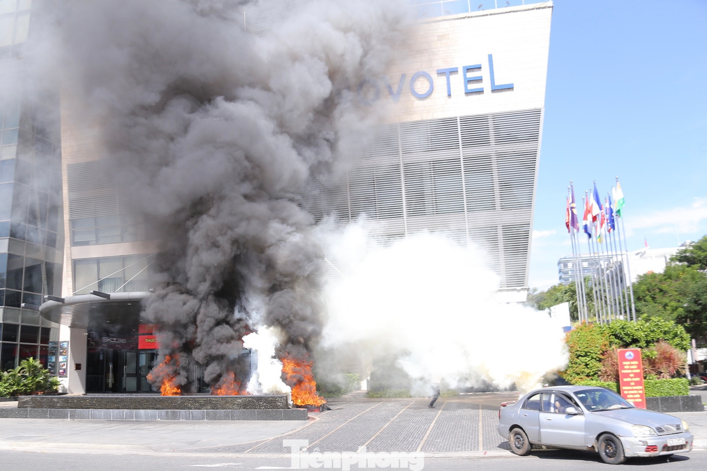 Tình huống giả định vào lúc 9h12 phút, tại tầng hầm B1 khách sạn Novotel Đà Nẵng xảy ra sự cố cháy khu vực để xe gắn máy. Lượng chất cháy tập trung lớn, đám cháy nhanh chóng lan nhanh, tỏa ra nhiệt lượng lớn kèm theo khói khí độc bao trùm khiến hơn 1.300 người hoảng loạn tìm lối thoát.