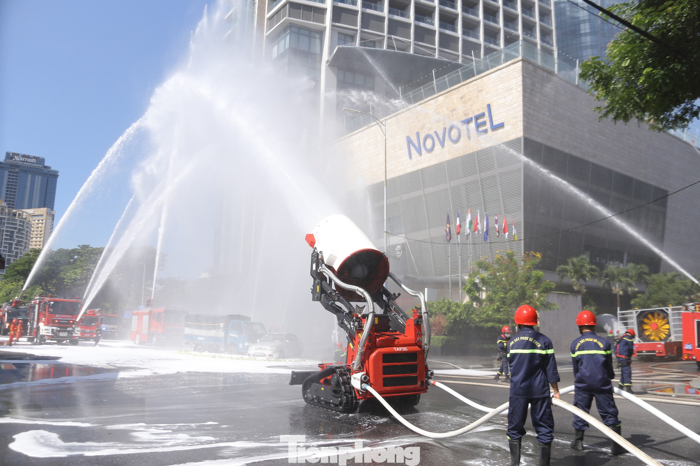 Đại tá Phan Văn Dũng - Phó Giám đốc Công an thành phố Đà Nẵng cho biết: Buổi diễn tập huy động sức mạnh của lực lượng PCCC các Sở, ban ngành cùng cơ quan đơn vị toàn thành phố, và phát huy hiệu quả phương châm “4 tại chỗ” trong công tác PCCC và CNCH. Đặc biệt đây là lần đầu tiên sử dụng rô bốt chữa cháy hiện đại, có thể thay thế cho lực lượng chiến sĩ PCCC không vào được khu vực chữa cháy nguy hiểm. Với công suất mạnh, khả năng phun xa 80 mét, rô bốt chữa cháy có thể dập tắt lửa nhanh chóng và đem đến hiệu quả cao trong công tác PCCC, góp phần giảm thiểu thiệt hại do cháy nổ gây ra.