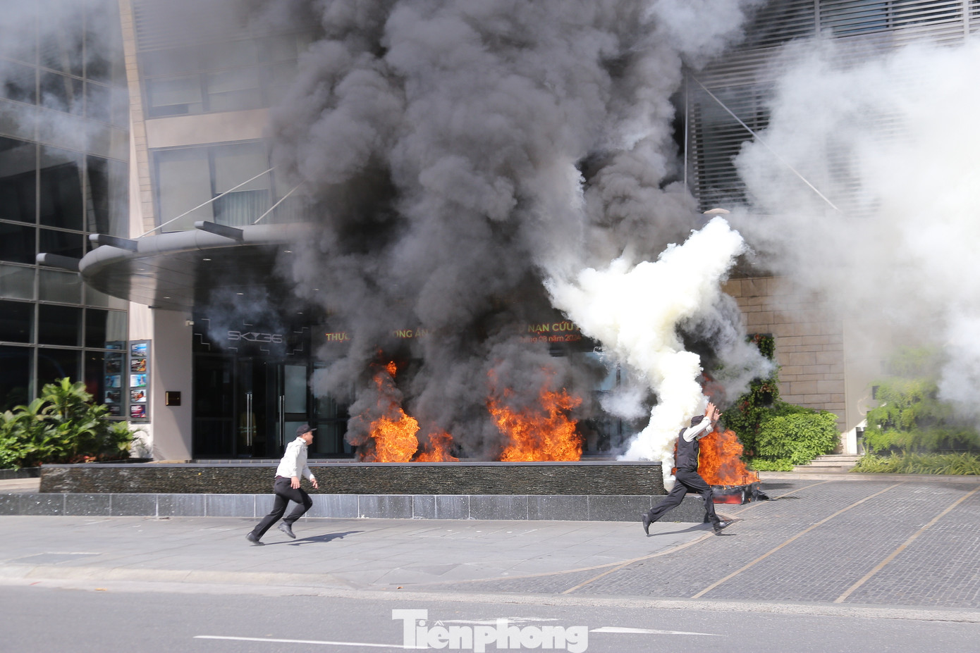 Tại thời điểm xảy ra cháy, hệ thống chữa cháy và báo cháy tự động khu vực tầng hầm đang trong quá trình bảo trì, sữa chữa nên không có biện pháp báo cháy và chữa cháy tự động kịp thời. Ngay lập tức nhân viên khách sạn đã báo động, kích hoạt hệ thống báo cháy.