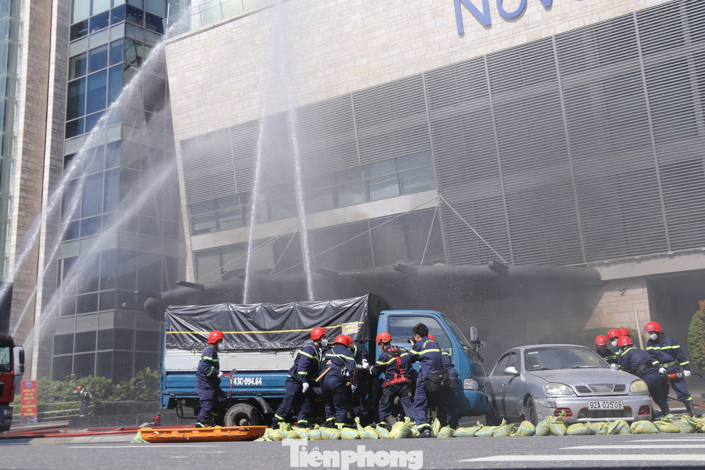 Tuy nhiên, với trang thiết bị, phương tiện hiện đại, các cán bộ chiến sĩ được huấn luyện, đào tạo bài bản đã nhanh chóng tổ chức tìm kiếm và cứu nạn, sử dụng lăng phun nước dập lửa và di chuyển người dân đến nơi an toàn.