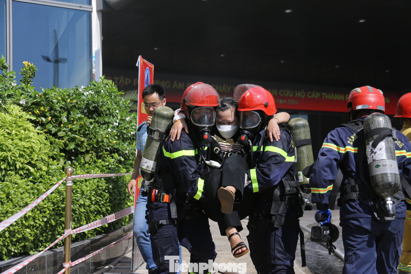 Người bị thương được nhanh chóng đưa ra ngoài.