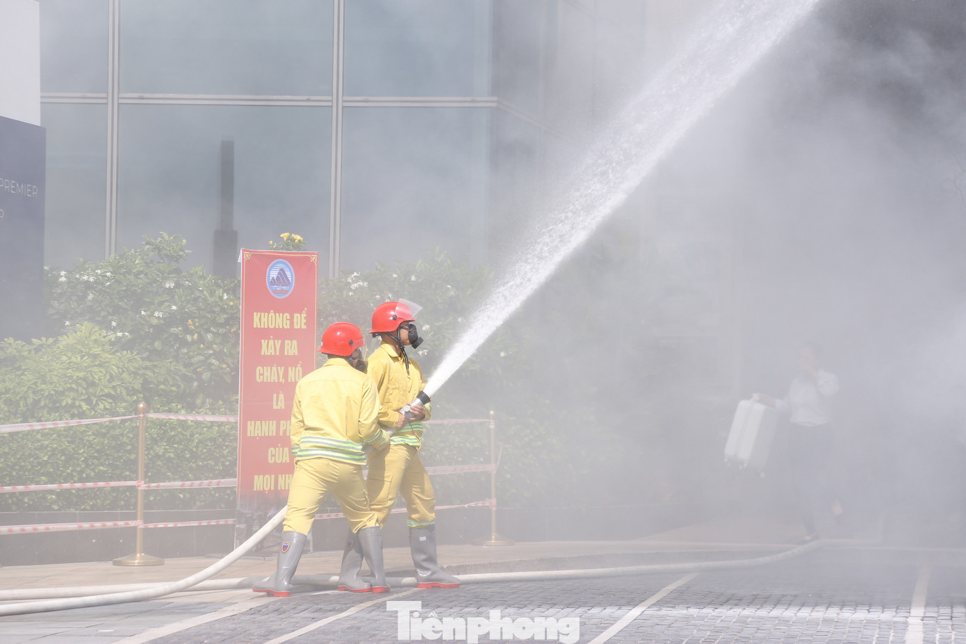Tuy nhiên, với trang thiết bị, phương tiện hiện đại, các cán bộ chiến sĩ được huấn luyện, đào tạo bài bản đã nhanh chóng tổ chức tìm kiếm và cứu nạn, sử dụng lăng phun nước dập lửa và di chuyển người dân đến nơi an toàn.