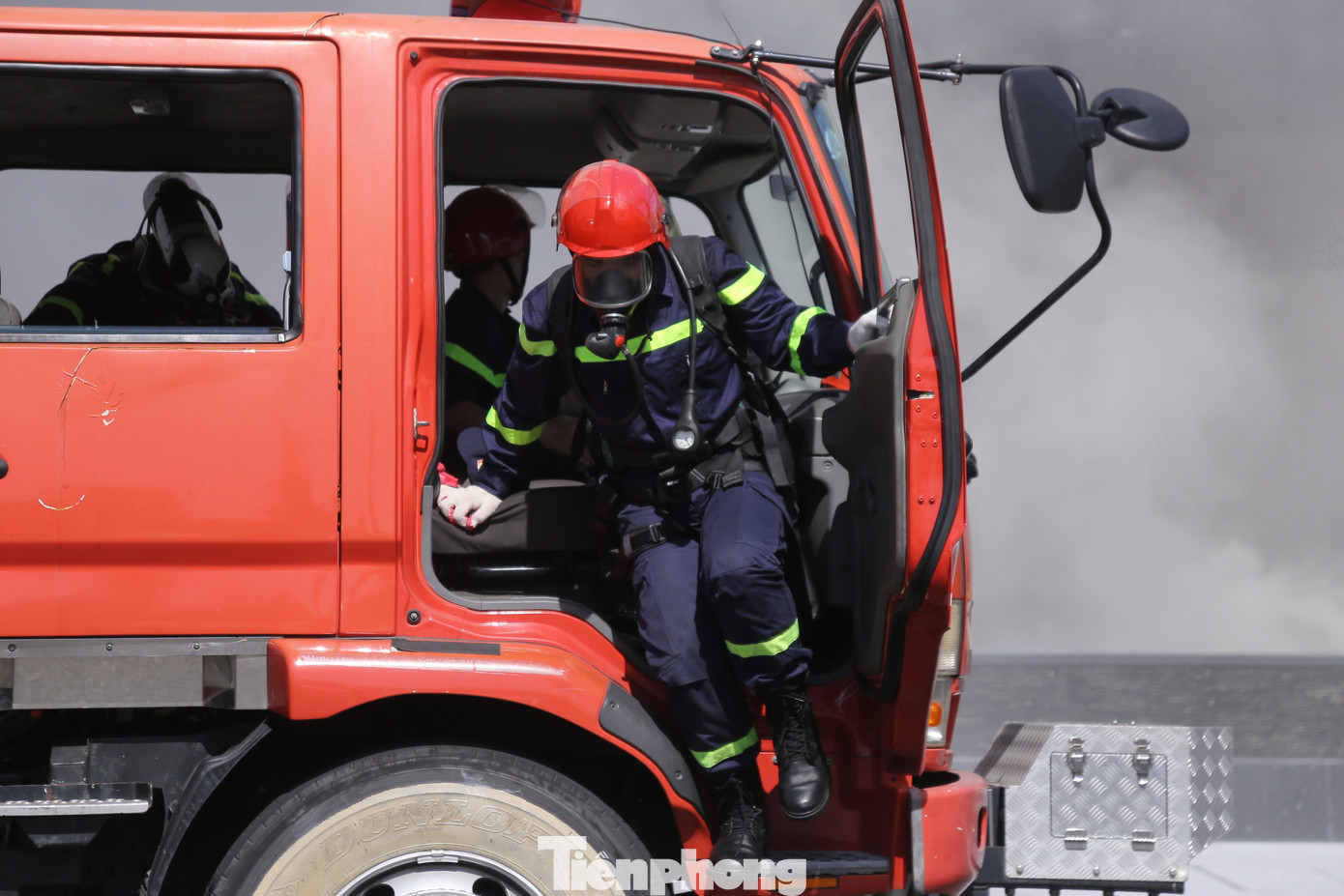 Lực lượng PCCC cơ sở có mặt kịp thời, tiến hành sơ tán, hướng dẫn thoát nạn, tìm kiếm cứu nạn tại các tầng, đồng thời các nhân viên kỹ thuật của tòa nhà kích hoạt, khởi động bằng tay hệ thống PCCC và hệ thống kỹ thuật có liên quan, triển khai các mũi lăng để khống chế hướng cháy lan, ngăn khói khí độc tiếp cận vào các đường thoát nạn.