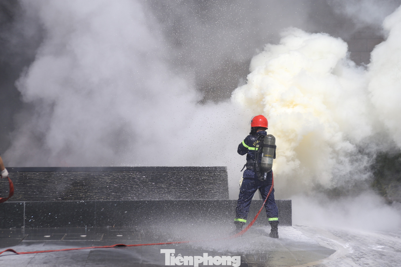 Lực lượng PCCC cơ sở có mặt kịp thời, tiến hành sơ tán, hướng dẫn thoát nạn, tìm kiếm cứu nạn tại các tầng, đồng thời các nhân viên kỹ thuật của tòa nhà kích hoạt, khởi động bằng tay hệ thống PCCC và hệ thống kỹ thuật có liên quan, triển khai các mũi lăng để khống chế hướng cháy lan, ngăn khói khí độc tiếp cận vào các đường thoát nạn.