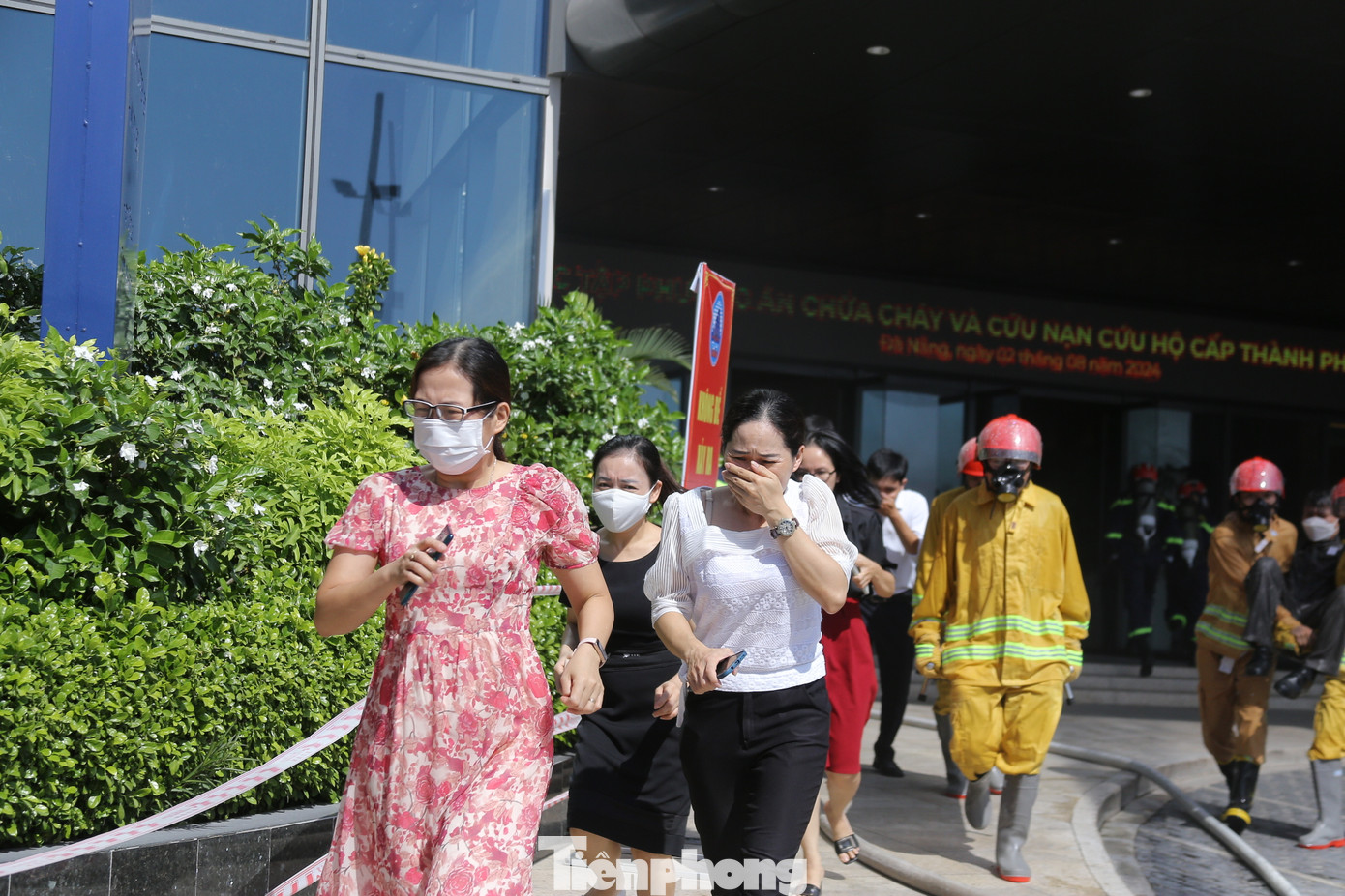 Lực lượng PCCC nỗ lực hướng dẫn thoát nạn cho khoảng 1.300 người tại các tầng hầm và các tầng phía trên di chuyển thoát ra ngoài và xuống dưới đất. Trong quá trình tổ chức thoát nạn do xuất hiện nhiều khói, khí độc gây khó khăn cho công tác thoát nạn và chữa cháy, đe dọa đến tính mạng nhiều người.