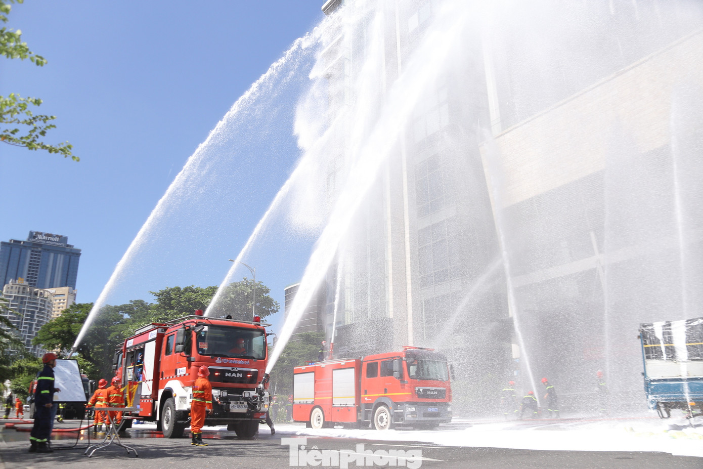 Tuy nhiên, với trang thiết bị, phương tiện hiện đại, các cán bộ chiến sĩ được huấn luyện, đào tạo bài bản đã nhanh chóng tổ chức tìm kiếm và cứu nạn, sử dụng lăng phun nước dập lửa và di chuyển người dân đến nơi an toàn.