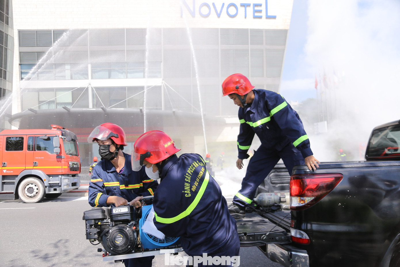 Lực lượng PCCC cơ sở có mặt kịp thời, tiến hành sơ tán, hướng dẫn thoát nạn, tìm kiếm cứu nạn tại các tầng, đồng thời các nhân viên kỹ thuật của tòa nhà kích hoạt, khởi động bằng tay hệ thống PCCC và hệ thống kỹ thuật có liên quan, triển khai các mũi lăng để khống chế hướng cháy lan, ngăn khói khí độc tiếp cận vào các đường thoát nạn.