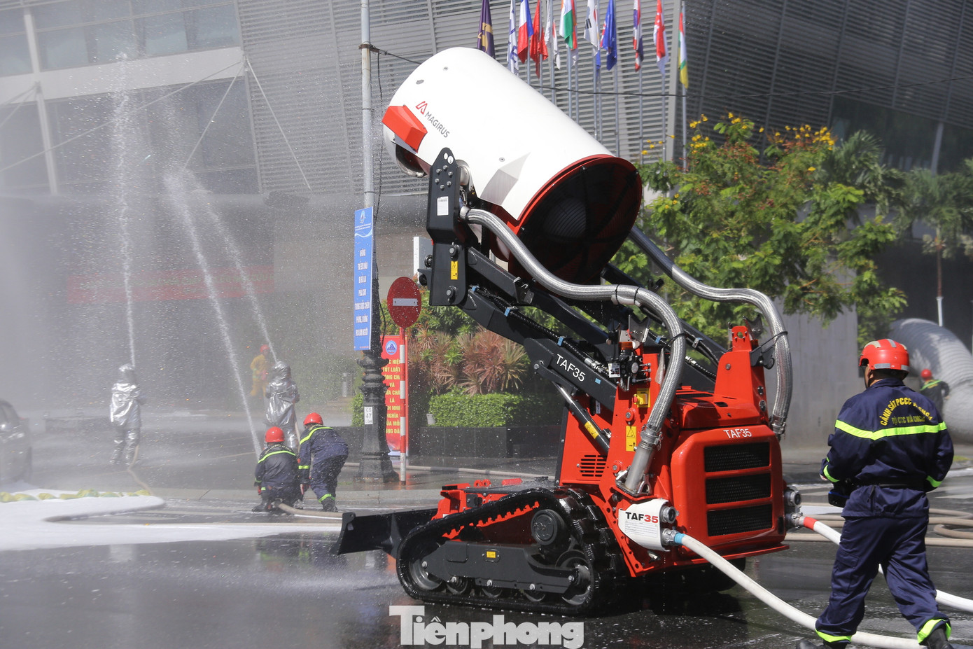 Rô bốt chữa cháy hiện đại có khả năng phun xa 80 mét lần đầu tiên được sử dụng.