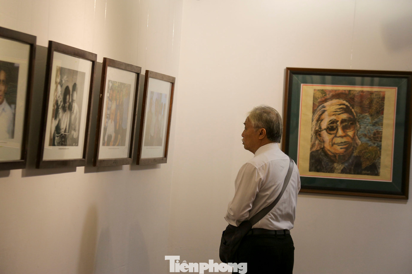 Rất đông người đã đến triển lãm, cùng nhìn ngắm các tác phẩm về cuộc sống đời thường của cố nhạc sĩ.