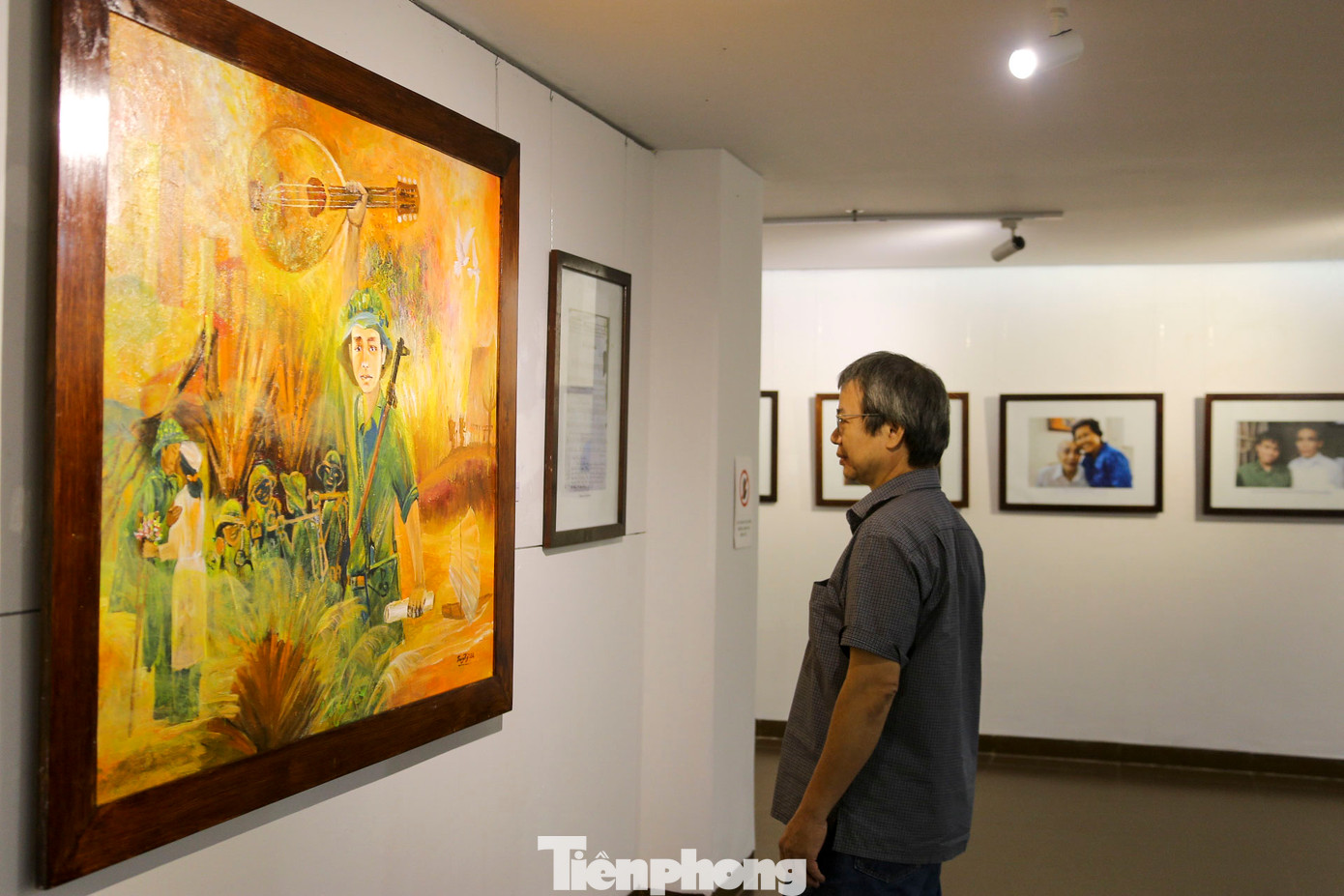 Rất đông người đã đến triển lãm, cùng nhìn ngắm các tác phẩm về cuộc sống đời thường của cố nhạc sĩ.
