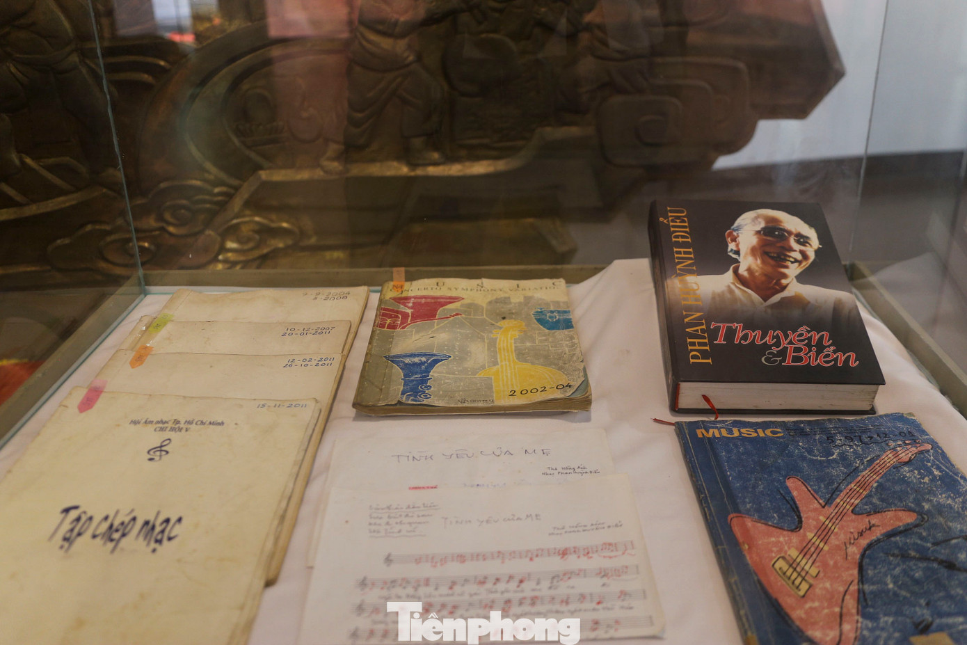 Phần lớn ca khúc của Phan Huỳnh Điểu thuộc về dòng nhạc đỏ, nhưng ông cũng có nhiều ca khúc trữ tình đặc sắc. Bên cạnh đó nhạc sĩ còn sáng tác nhiều ca khúc cho thiếu nhi.