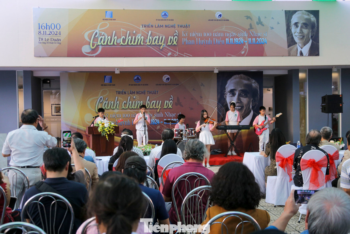 Rất đông người đã đến triển lãm, cùng nhìn ngắm các tác phẩm về cuộc sống đời thường của cố nhạc sĩ.