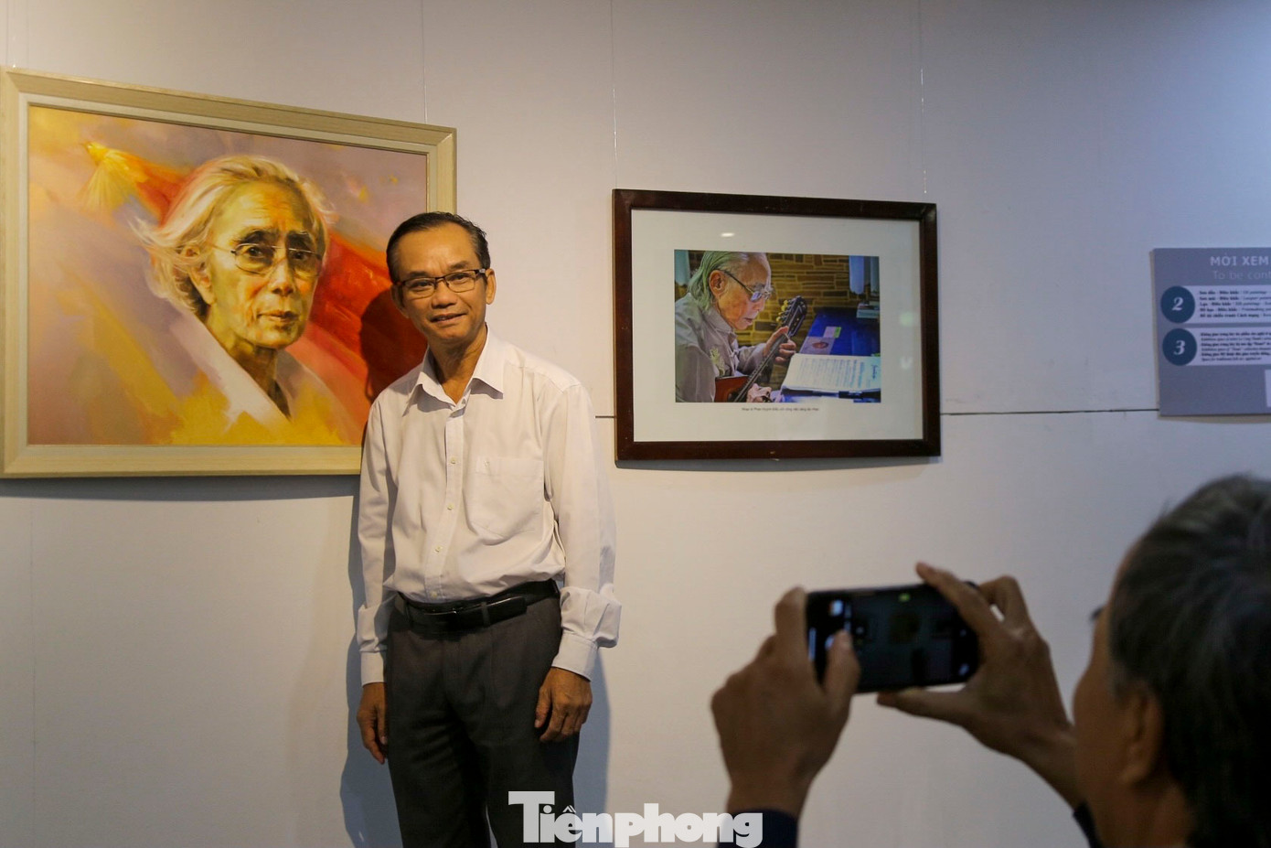 Rất đông người đã đến triển lãm, cùng nhìn ngắm các tác phẩm về cuộc sống đời thường của cố nhạc sĩ.