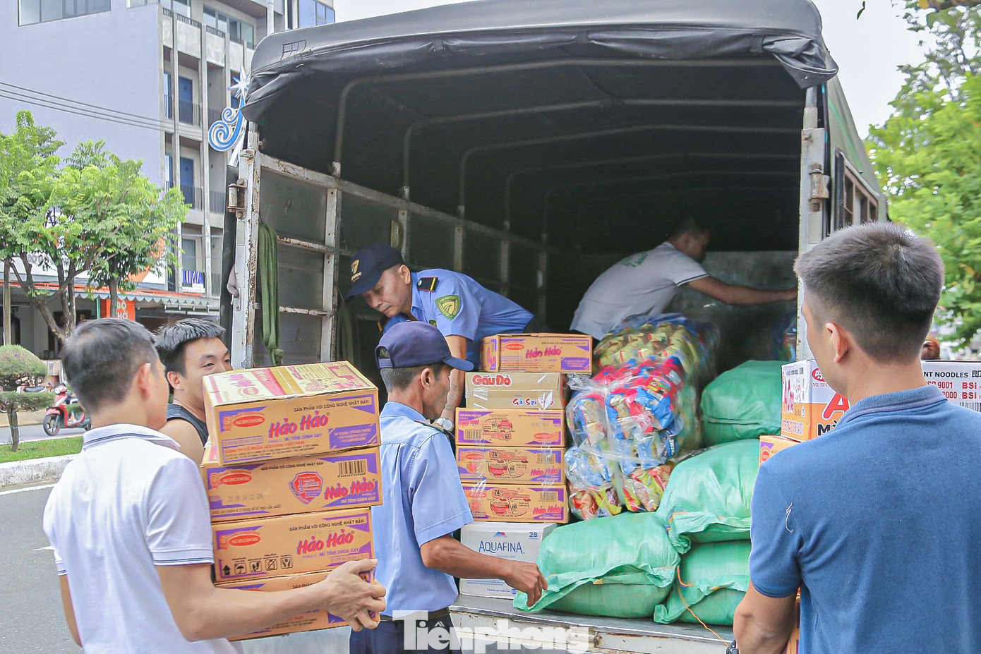 Hàng hóa tại các điểm tập kết được tập trung về cùng một điểm trước khi lên đường.