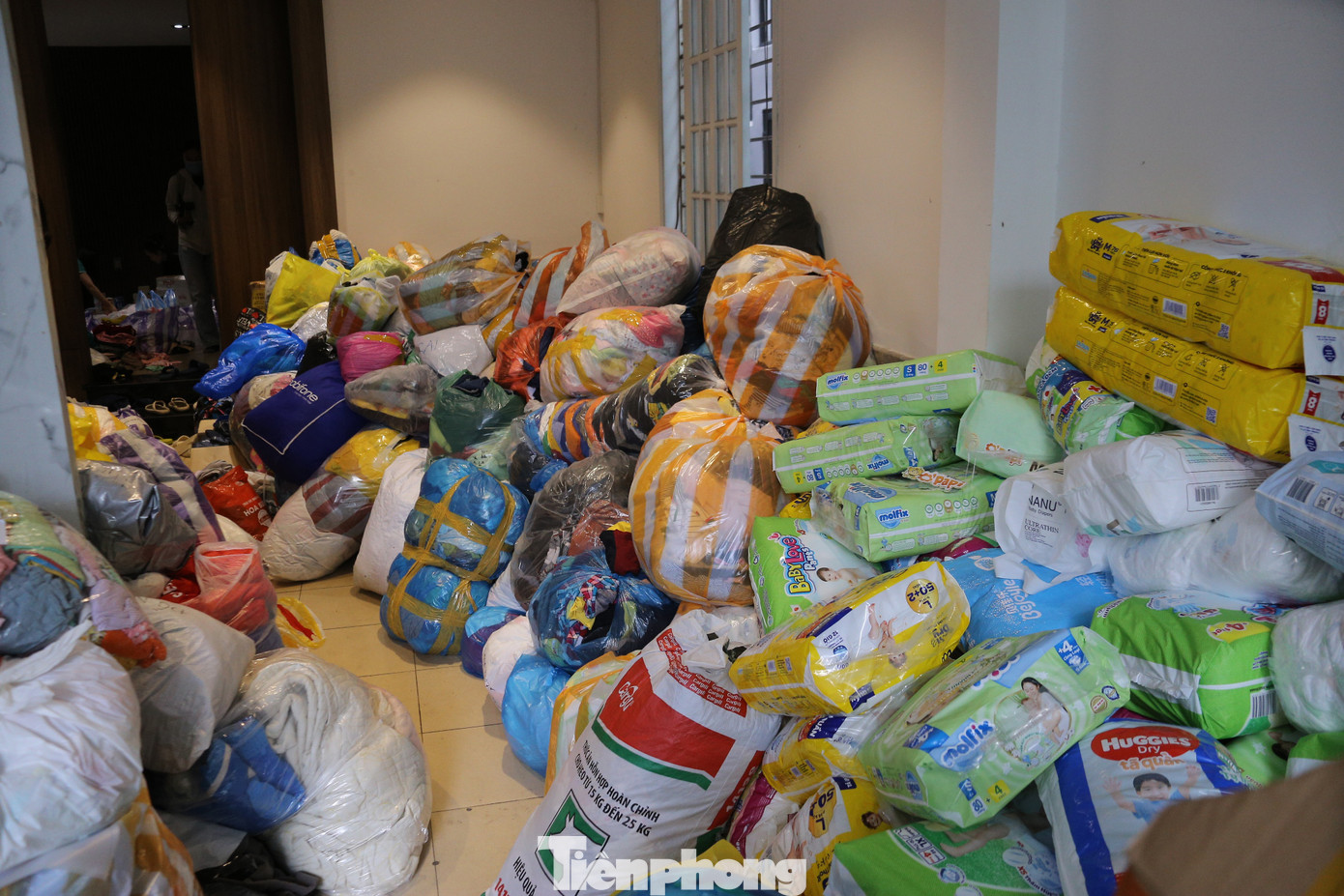 Rất nhiều nhu yếu phẩm cần thiết được người dân hỗ trợ tại các điểm tập kết trước khi lên xe.