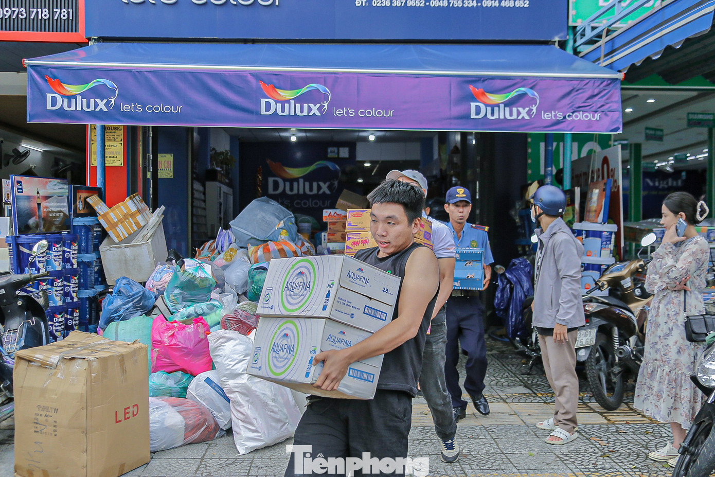 Ghi nhận của Tiền Phong, tại các điểm tập kết trên đường 301 Nguyễn Tri Phương, 322 Nguyễn Hữu Thọ, 22 Phan Thao… (TP. Đà Nẵng) rất đông người dân đã tập trung những đồ dùng cần thiết gửi ra miền Bắc để kịp thời hỗ trợ bà con vùng lũ.