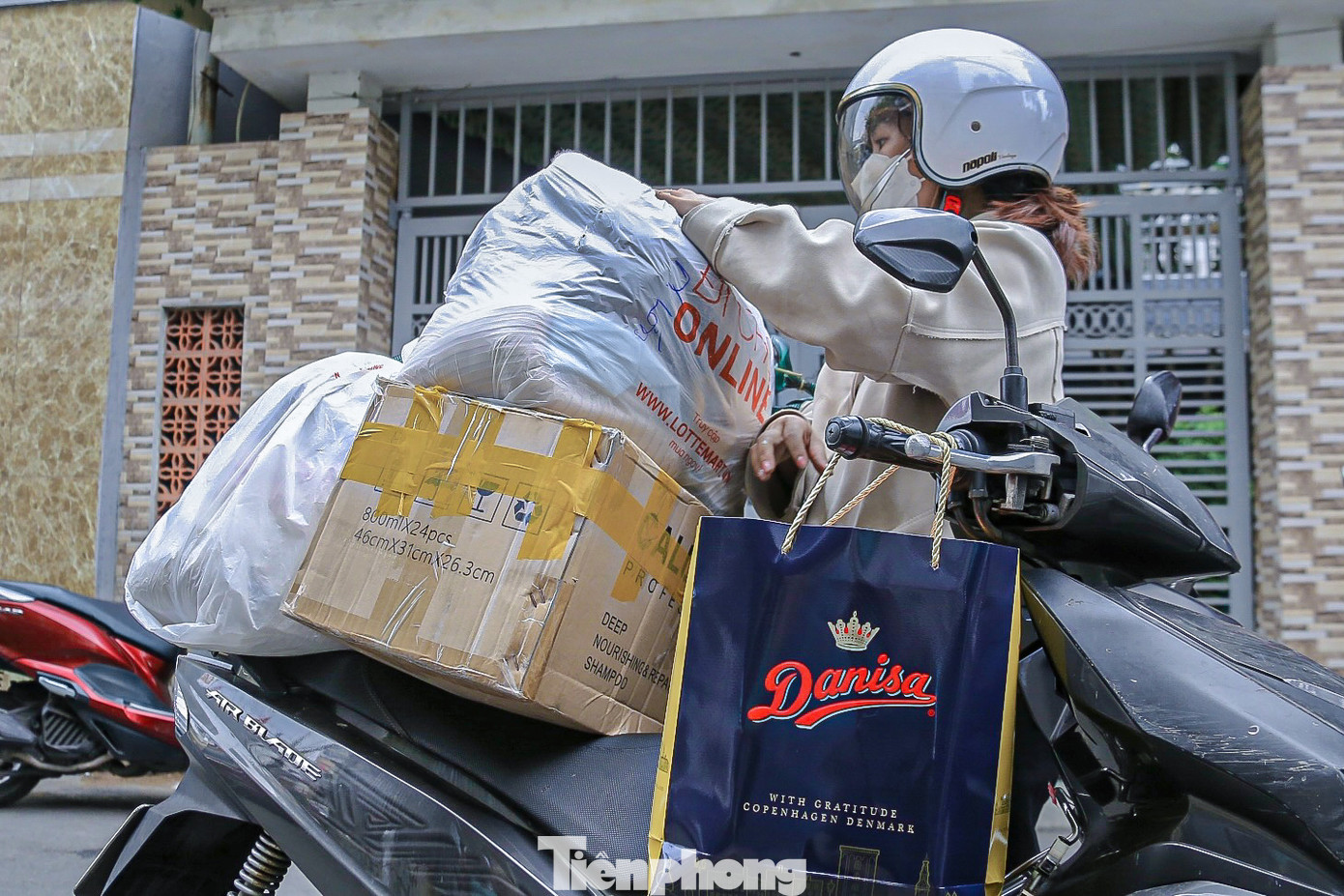 "Tôi gom hết những gì cần thiết như áo quần, thuốc và bánh kẹo để gửi ra bà con vùng lũ, mong mọi người sớm vượt qua khó khăn. Những năm trước tôi cũng nhận được rất nhiều sự hỗ trợ khi bão lũ vào miền Trung, nên giờ không thể làm ngơ được", chị Nguyễn Nga (trú quận Cẩm Lệ chia sẻ).