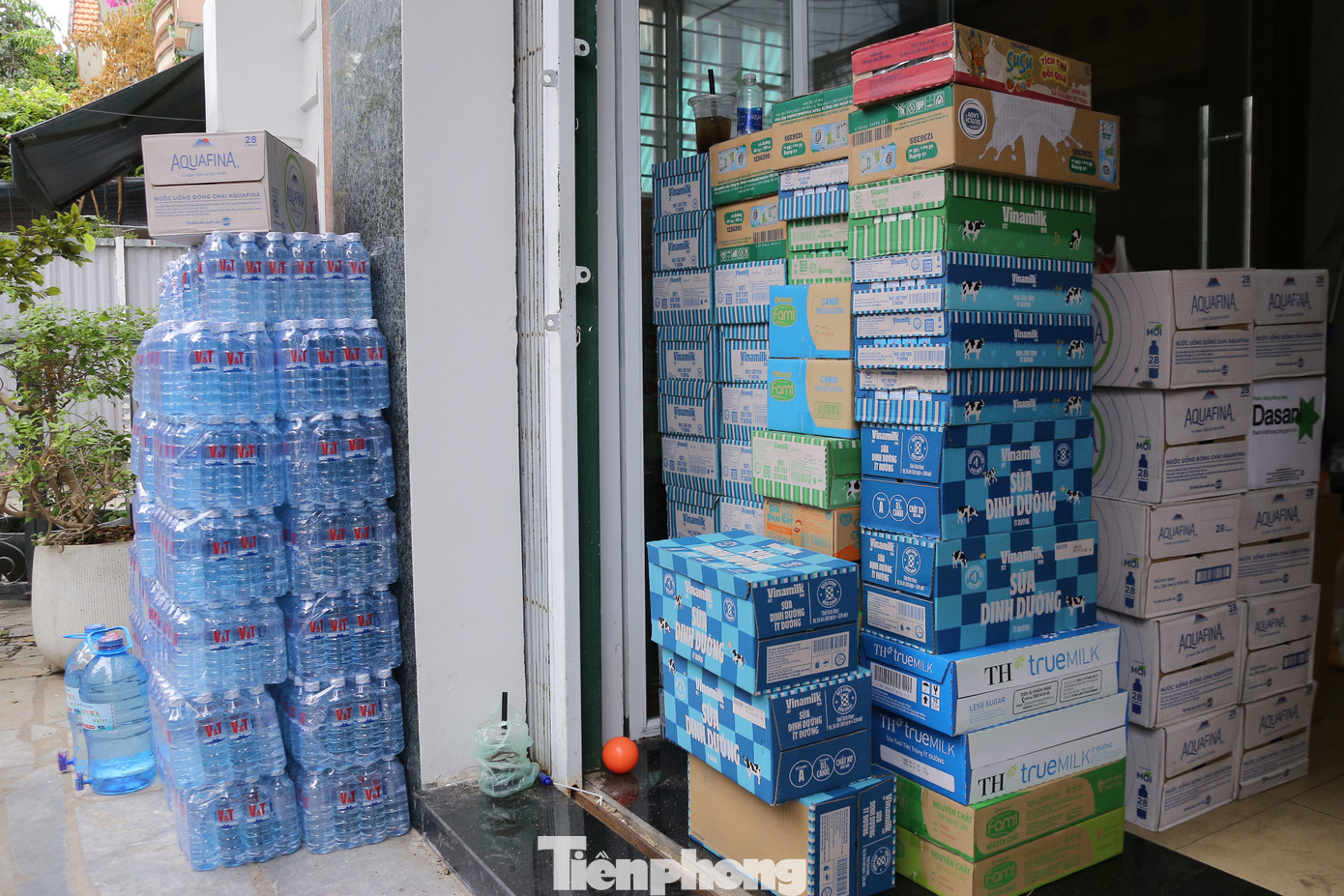 Rất nhiều nhu yếu phẩm cần thiết được người dân hỗ trợ tại các điểm tập kết trước khi lên xe.