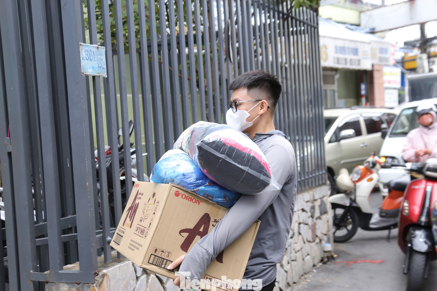 Nhiều người xách những túi quà, thùng hàng gửi ra đồng bào miền Bắc.