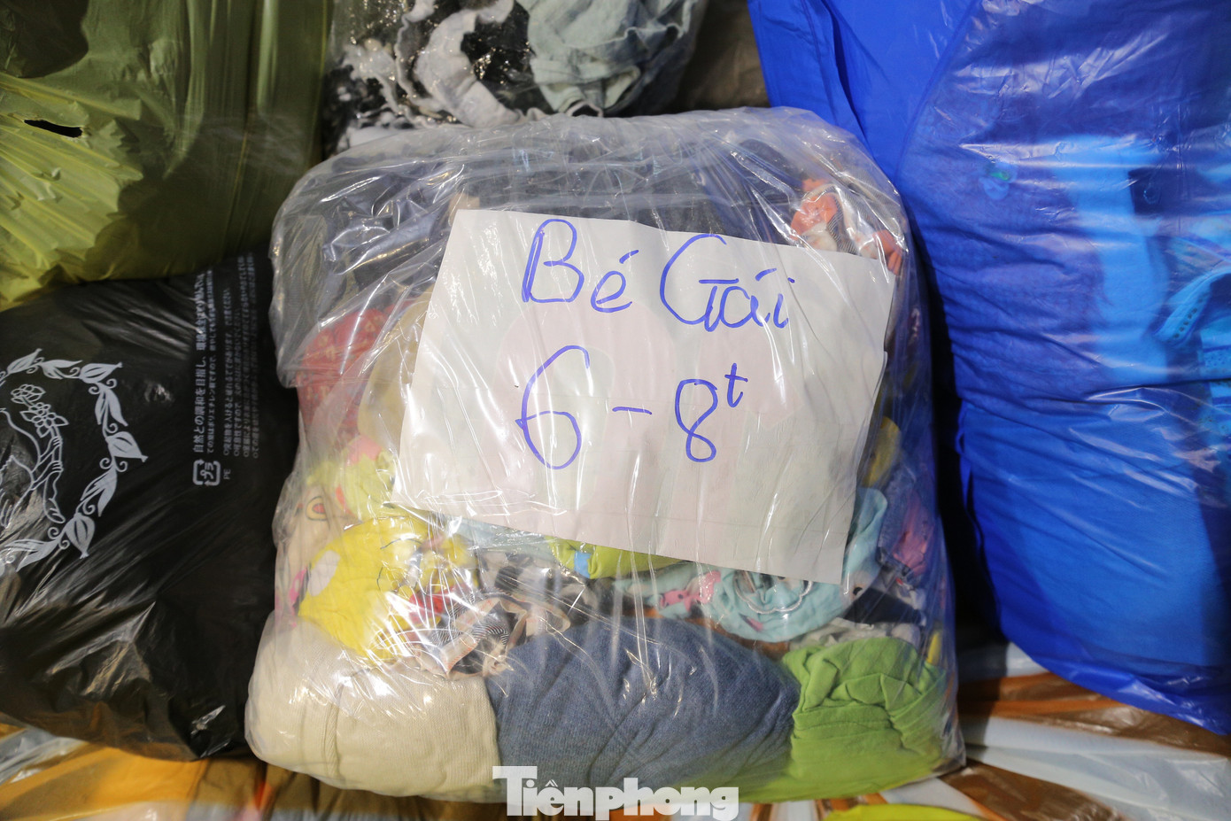 Phân loại quần áo trước khi gửi ra vùng lũ.