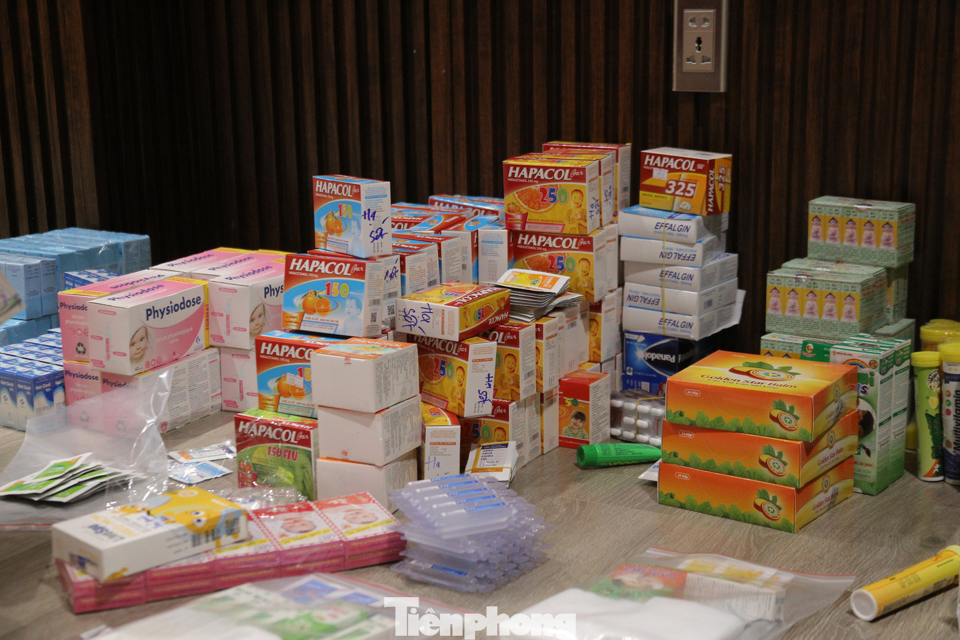 Rất nhiều nhu yếu phẩm cần thiết được người dân hỗ trợ tại các điểm tập kết trước khi lên xe.