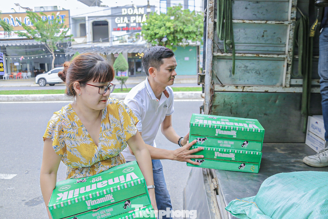 Hàng hóa tại các điểm tập kết được tập trung về cùng một điểm trước khi lên đường.