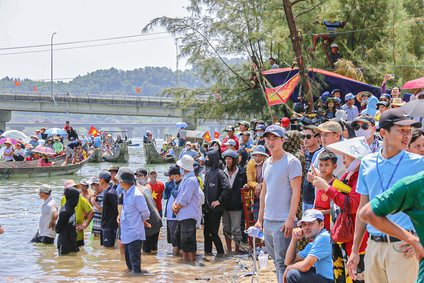 Hàng nghìn người tập trung hai bên đầm Lập An để cổ vũ các đội đua. Có người trèo lên cây, mạn thuyền để dễ dàng quan sát các đội thi đấu.