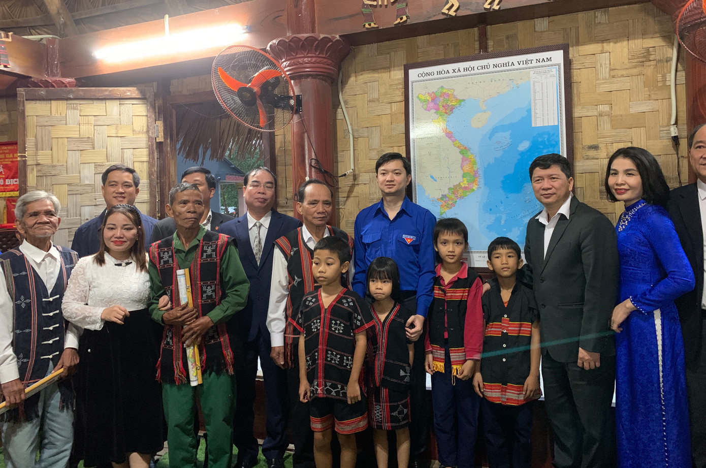 Đông đảo người dân thôn Phú Túc (xã Hòa Phú, huyện Hòa Vang) có mặt tại nhà Gươl để chào đón đoàn đại biểu. (Ảnh: Duy Quốc)