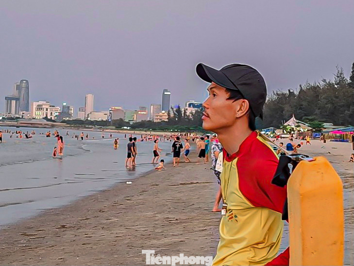 Lực lượng cứu hộ biển luôn túc trực trên bờ để đảm bảo an toàn cho người dân và du khách khi tắm biển.