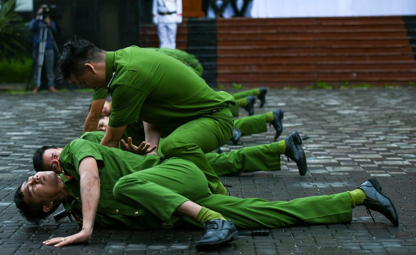 Trong năm 2024, Công an TP. Đà Nẵng đã bám sát, quán triệt, tổ chức thực hiện nghiêm túc, triển khai quyết liệt, hiệu quả các kế hoạch, phương án, biện pháp công tác chủ động nắm chắc tình hình, quản lý chặt chẽ địa bàn, đối tượng, kéo giảm tội phạm, vi phạm pháp luật ngay từ cơ sở, duy trì bảo đảm ANTT trên địa bàn. Trong năm 2024, Công an TP. Đà Nẵng đã bám sát, quán triệt, tổ chức thực hiện nghiêm túc, triển khai quyết liệt, hiệu quả các kế hoạch, phương án, biện pháp công tác chủ động nắm chắc tình hình, quản lý chặt chẽ địa bàn, đối tượng, kéo giảm tội phạm, vi phạm pháp luật ngay từ cơ sở, duy trì bảo đảm ANTT trên địa bàn.