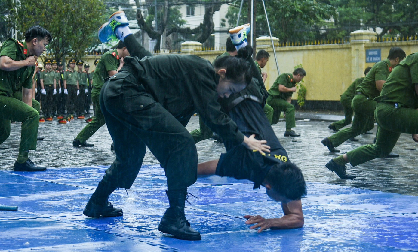 Trong năm 2024, Công an TP. Đà Nẵng đã bám sát, quán triệt, tổ chức thực hiện nghiêm túc, triển khai quyết liệt, hiệu quả các kế hoạch, phương án, biện pháp công tác chủ động nắm chắc tình hình, quản lý chặt chẽ địa bàn, đối tượng, kéo giảm tội phạm, vi phạm pháp luật ngay từ cơ sở, duy trì bảo đảm ANTT trên địa bàn. Trong năm 2024, Công an TP. Đà Nẵng đã bám sát, quán triệt, tổ chức thực hiện nghiêm túc, triển khai quyết liệt, hiệu quả các kế hoạch, phương án, biện pháp công tác chủ động nắm chắc tình hình, quản lý chặt chẽ địa bàn, đối tượng, kéo giảm tội phạm, vi phạm pháp luật ngay từ cơ sở, duy trì bảo đảm ANTT trên địa bàn.