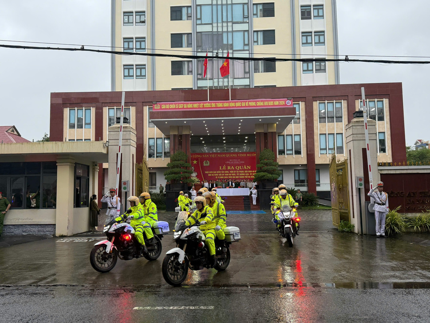 Huy động lực lượng, phương tiện đồng loạt ra quân tấn công, trấn áp mạnh, có hiệu quả các loại tội phạm và vi phạm pháp luật, đảm bảo an ninh chính trị, trật tự an toàn xã hội trên địa bàn thành phố trong dịp Noel, Tết Dương lịch, Tết Nguyên đán Ất Tỵ 2025 và các lễ hội đầu năm với tinh thần trách nhiệm, quyết tâm cao nhất. Huy động lực lượng, phương tiện đồng loạt ra quân tấn công, trấn áp mạnh, có hiệu quả các loại tội phạm và vi phạm pháp luật, đảm bảo an ninh chính trị, trật tự an toàn xã hội trên địa bàn thành phố trong dịp Noel, Tết Dương lịch, Tết Nguyên đán Ất Tỵ 2025 và các lễ hội đầu năm với tinh thần trách nhiệm, quyết tâm cao nhất.