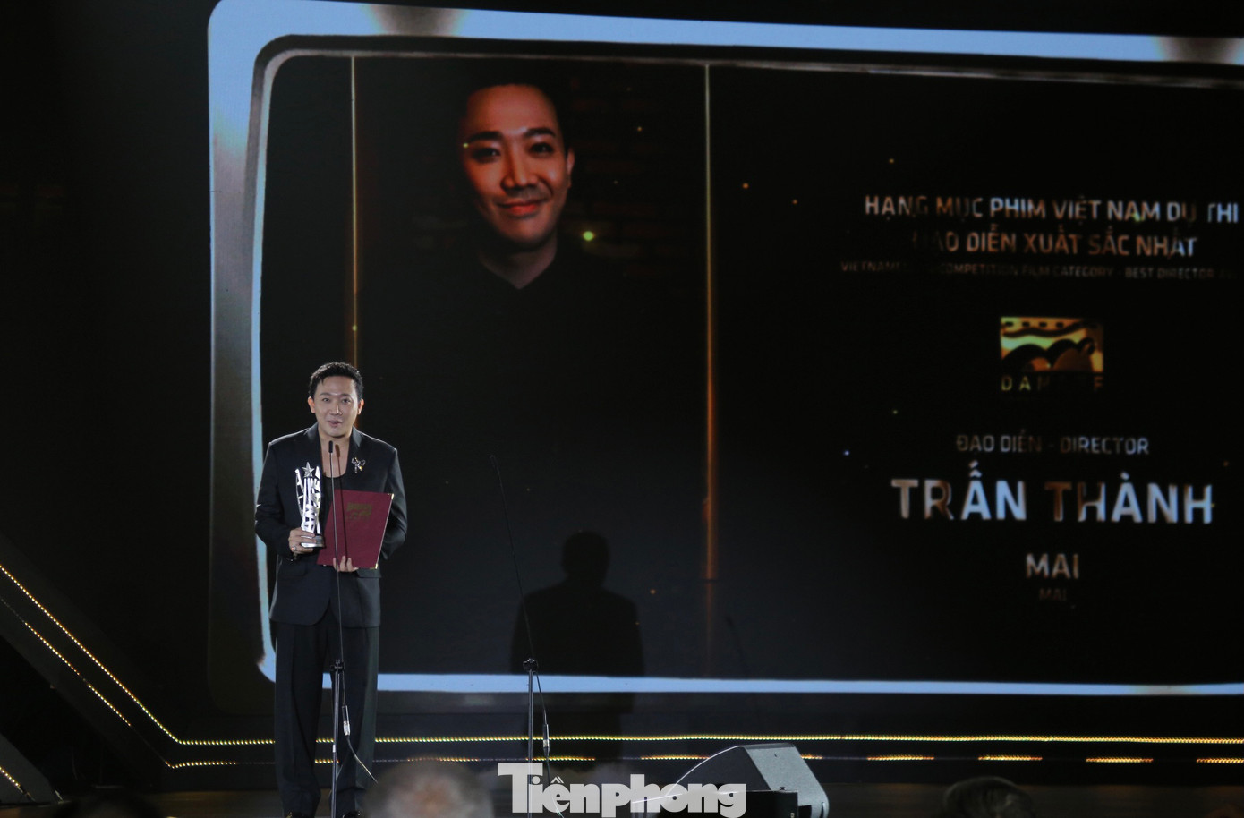 Đạo diễn Trấn Thành chia sẻ niềm vui trong lễ bế mạc Liên hoan phim châu Á Đà Nẵng lần hai. Đạo diễn Trấn Thành chia sẻ niềm vui trong lễ bế mạc Liên hoan phim châu Á Đà Nẵng lần hai.