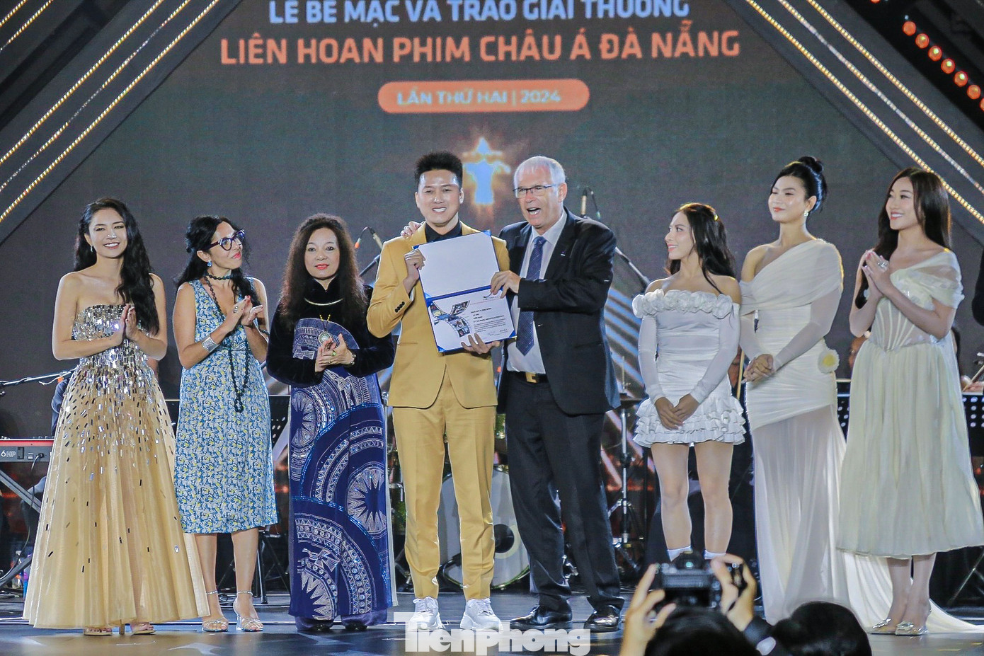 Bộ phim ăn khách Lật Mặt 7: Một điều ước giành giải thưởng của Mạng lưới khuyến khích Điện ảnh châu Á - NETPAC cho phim Việt Nam xuất sắc. Bộ phim ăn khách Lật Mặt 7: Một điều ước giành giải thưởng của Mạng lưới khuyến khích Điện ảnh châu Á - NETPAC cho phim Việt Nam xuất sắc.