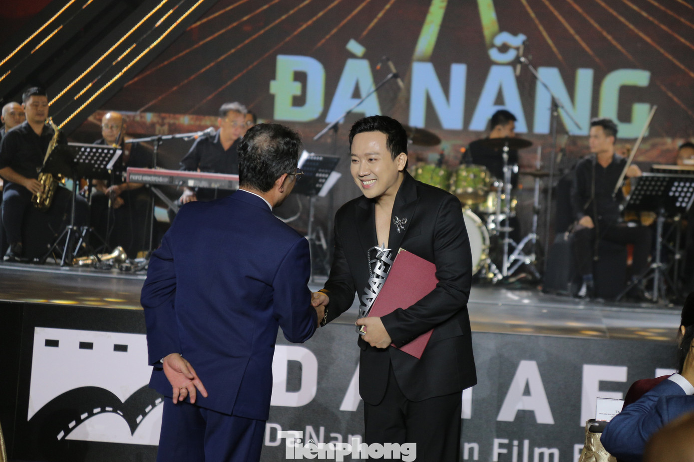 Lãnh đạo thành phố Đà Nẵng chúc mừng đạo diễn Trấn Thành đã thắng lớn tại LHP châu Á Đà Nẵng. Lãnh đạo thành phố Đà Nẵng chúc mừng đạo diễn Trấn Thành đã thắng lớn tại LHP châu Á Đà Nẵng.