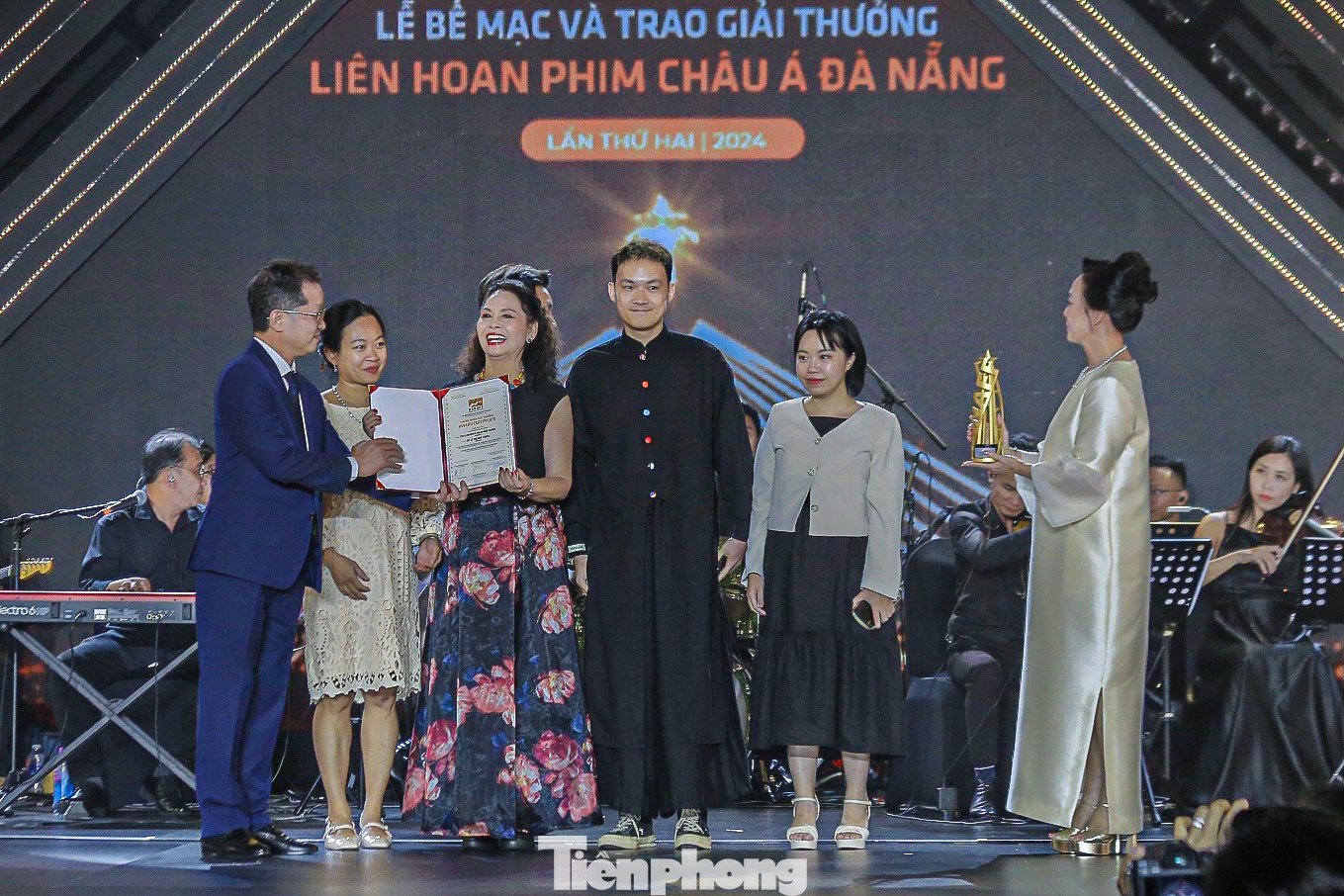 Bí thư Thành ủy Đà Nẵng Nguyễn Văn Quảng (bên trái) trao giải thưởng dành cho Phim châu Á hay nhất cho phim Cu Li không bao giờ khóc của đạo diễn Phạm Ngọc Lân. Bí thư Thành ủy Đà Nẵng Nguyễn Văn Quảng (bên trái) trao giải thưởng dành cho Phim châu Á hay nhất cho phim Cu Li không bao giờ khóc của đạo diễn Phạm Ngọc Lân.