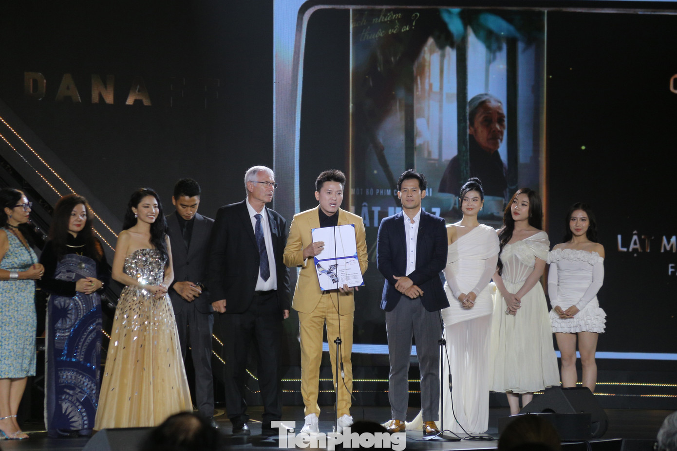 Dàn diễn viên phim Lật Mặt 7 được bầu chọn cho giải thưởng Dàn diễn viên hay nhất. Dàn diễn viên phim Lật Mặt 7 được bầu chọn cho giải thưởng Dàn diễn viên hay nhất.