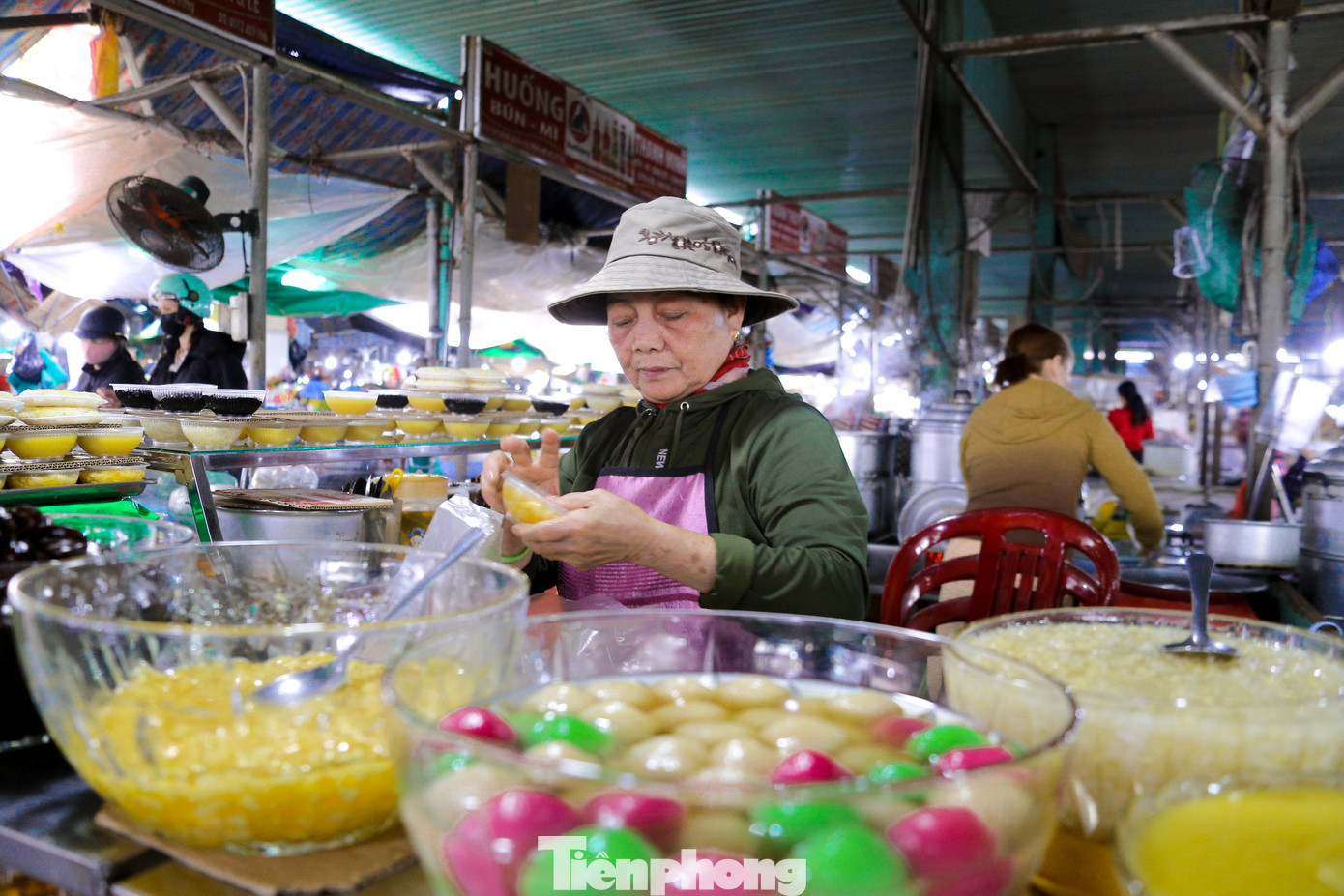 "Cuối năm công việc bận rộn, không có thời gian nấu nướng nên năm nào tôi cũng mua set xôi về cúng. Vừa tiện lợi, vừa nhiều loại cho mình lựa chọn”, chị Mai Hoa (quận Hải Châu, Đà Nẵng) chia sẻ.